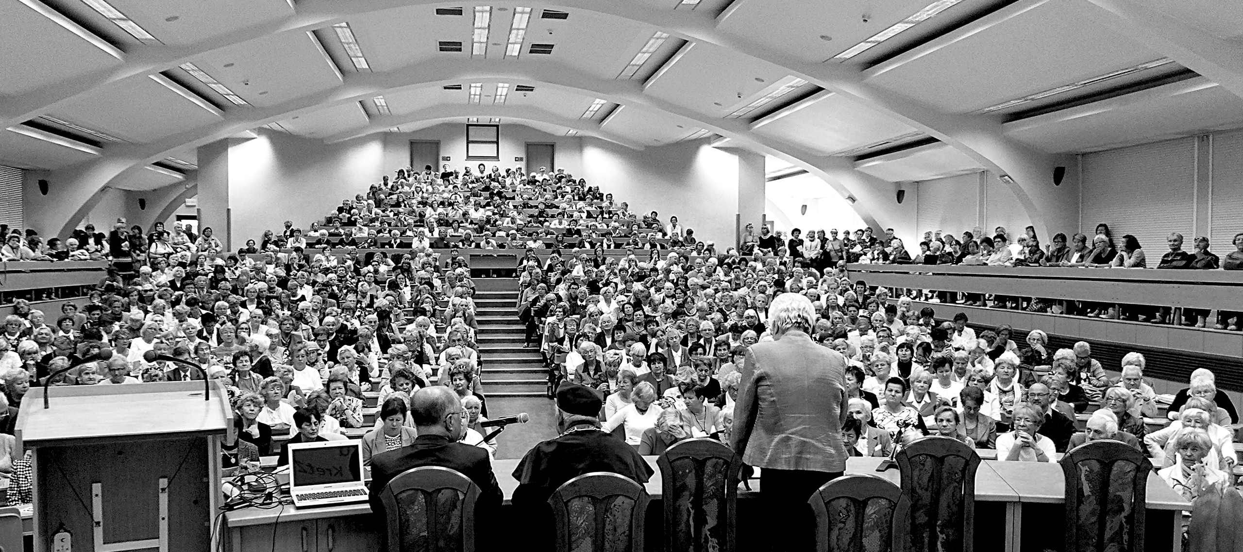 Aula pełna studentów w starszym wieku