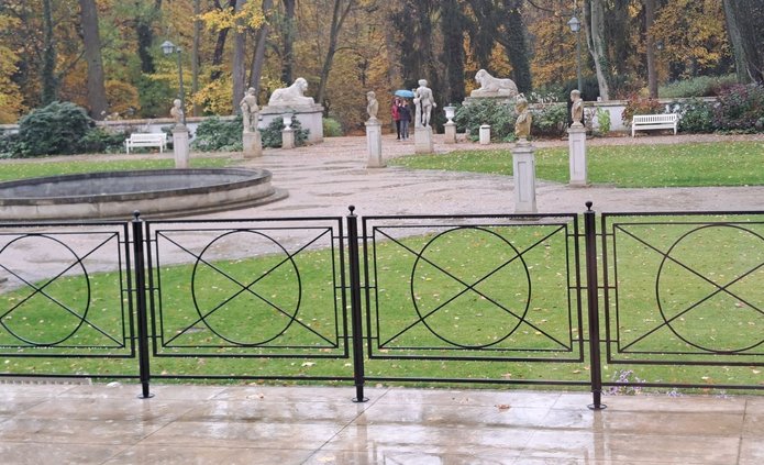 Widok z Oranżerii na deszczowe Łazienki