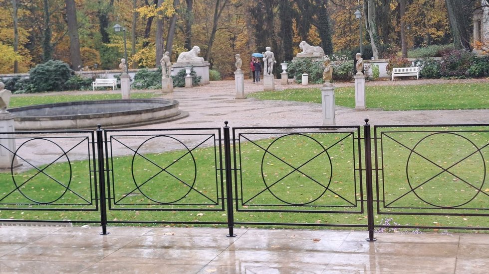 Widok z Oranżerii na deszczowe Łazienki